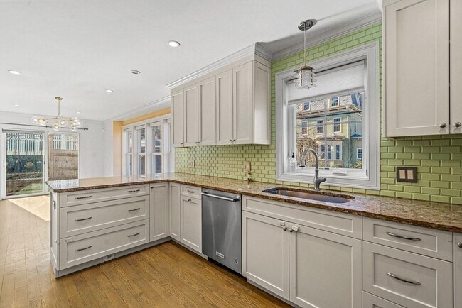 Building Photo - 10 Rockview St