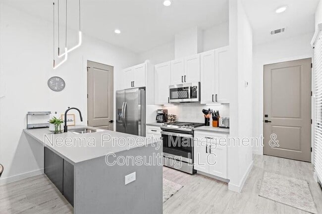 Building Photo - 6829 Cadillac St