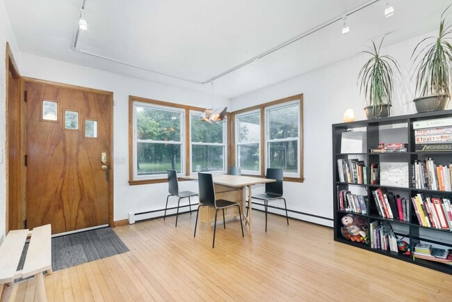 Building Photo - 3 BR eastside single family home. Fenced in yard. Fully furnished. Flexible leases.