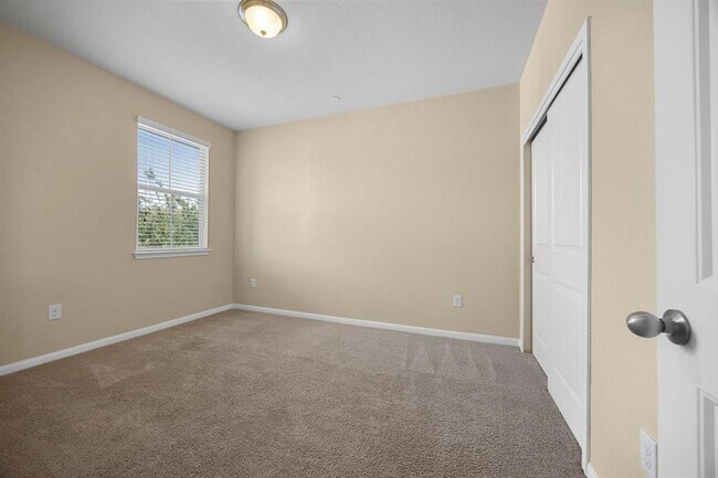 Building Photo - 2880 Donnell Dr