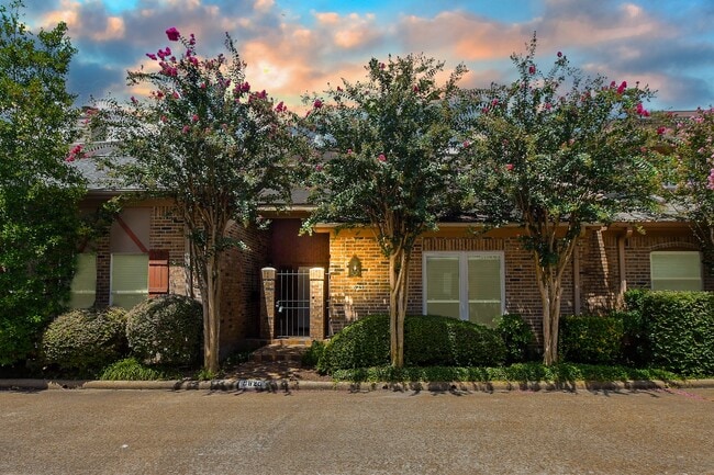 Building Photo - 9625 Bayou Brook St