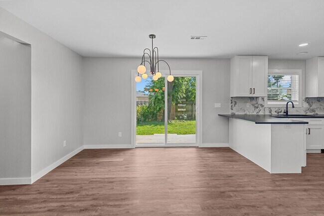 Building Photo - 809 Carson Dr