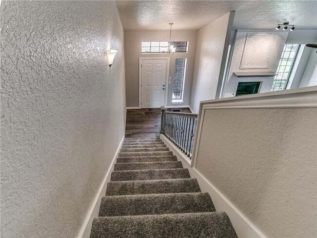 Building Photo - Spacious 4 Bedroom Home - Edmond Schools -...