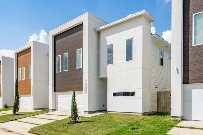 Building Photo - 2214 Cortijo Pl