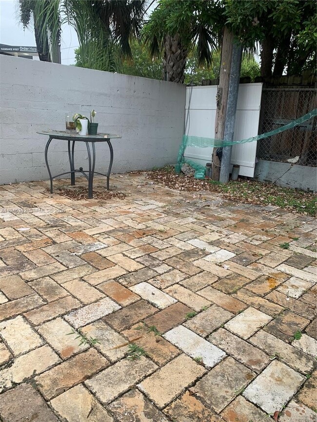 Building Photo - 821 SW 29th Ct