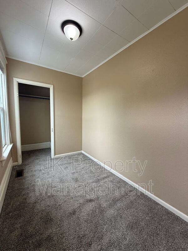 Building Photo - 1303 6th Ave S