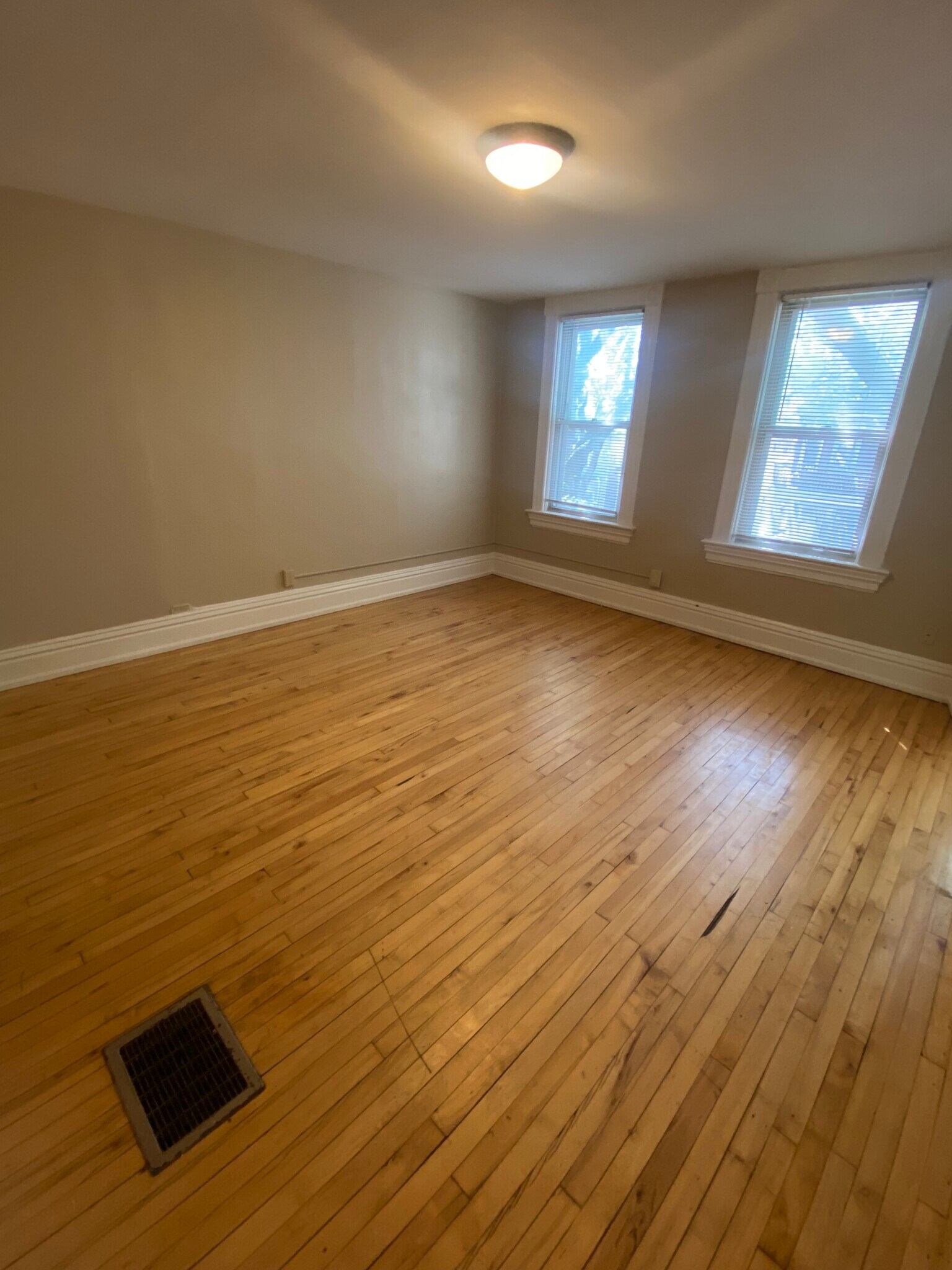 Living Room - 1720 N Astor St