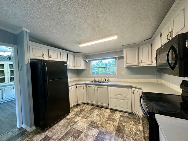 Building Photo - Country Living!