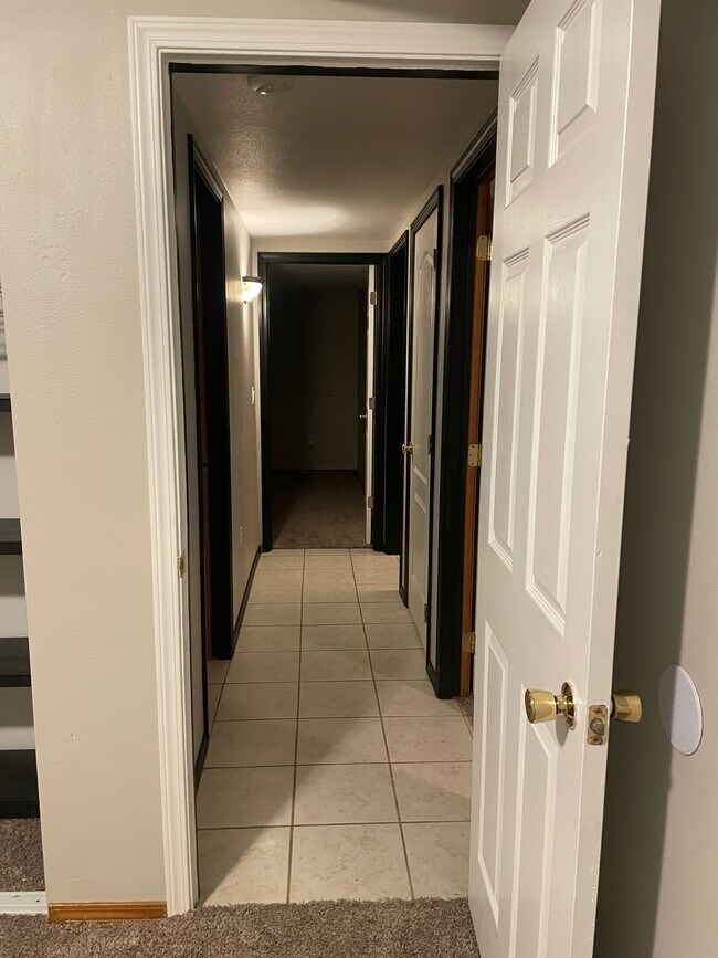 Building Photo - 908 S Salish Ct