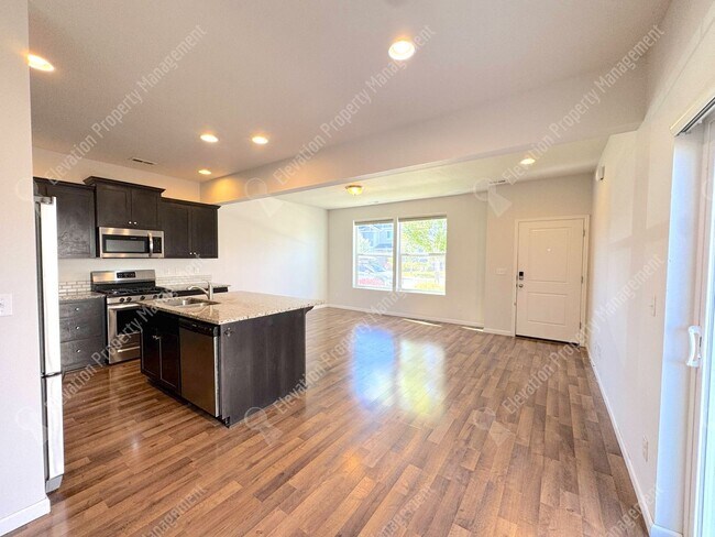 Building Photo - 3 BR pet-friendly home with fenced yard