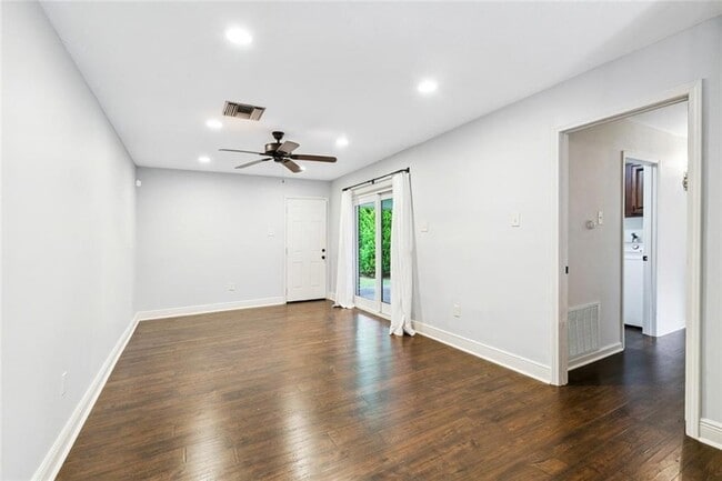 Building Photo - 1433 Poinsettia Dr