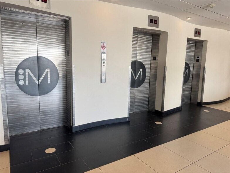 Building Photo - 700 E 8th St