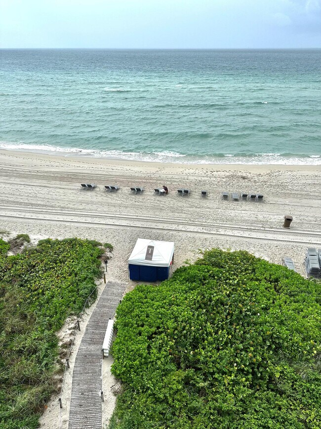 Building Photo - 15901 Collins Ave