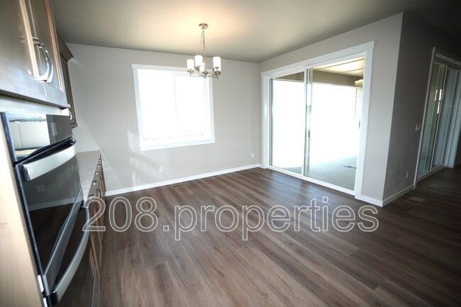 Building Photo - 14561 Pne Knl St
