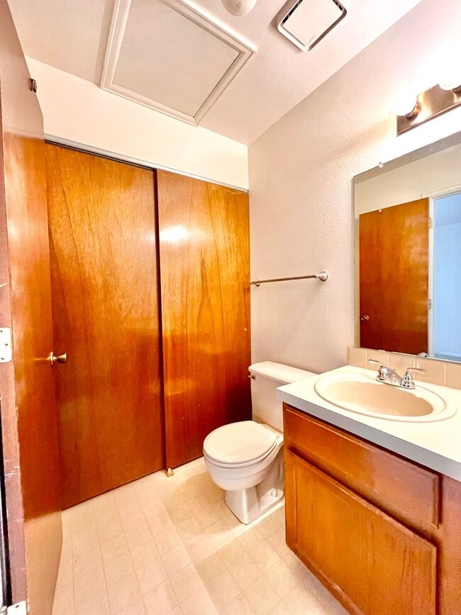 Building Photo - Spacious & Beautiful 1 Bedroom- 1.5 Bath with a Loft in Fort Collins, CO