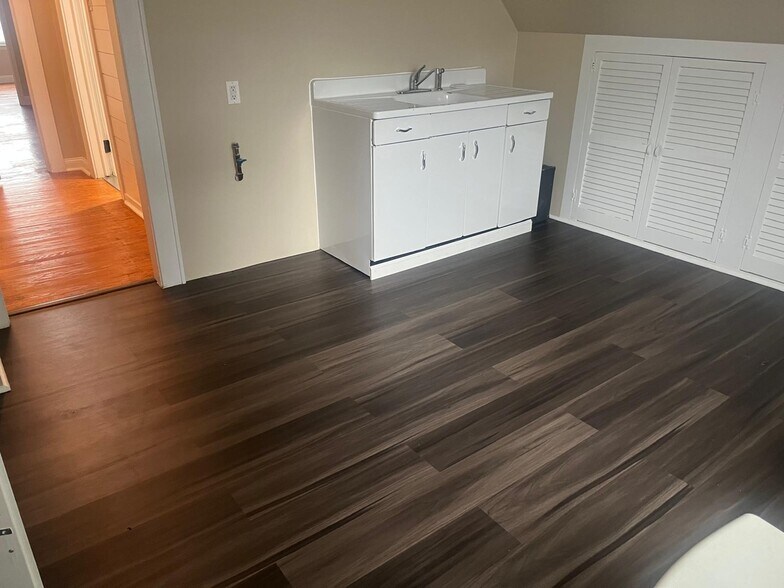 Building Photo - 97 W 54th St