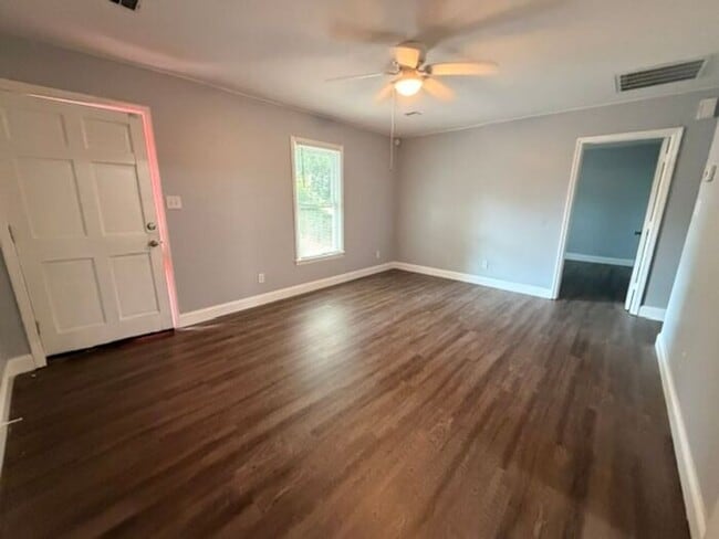 Building Photo - Beautiful 2 bedroom Apartment!