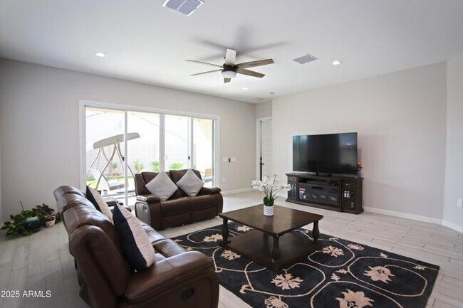 Building Photo - 10549 W Albert Ln