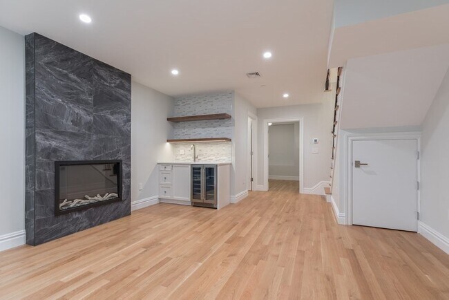 Building Photo - 131 W Newton St