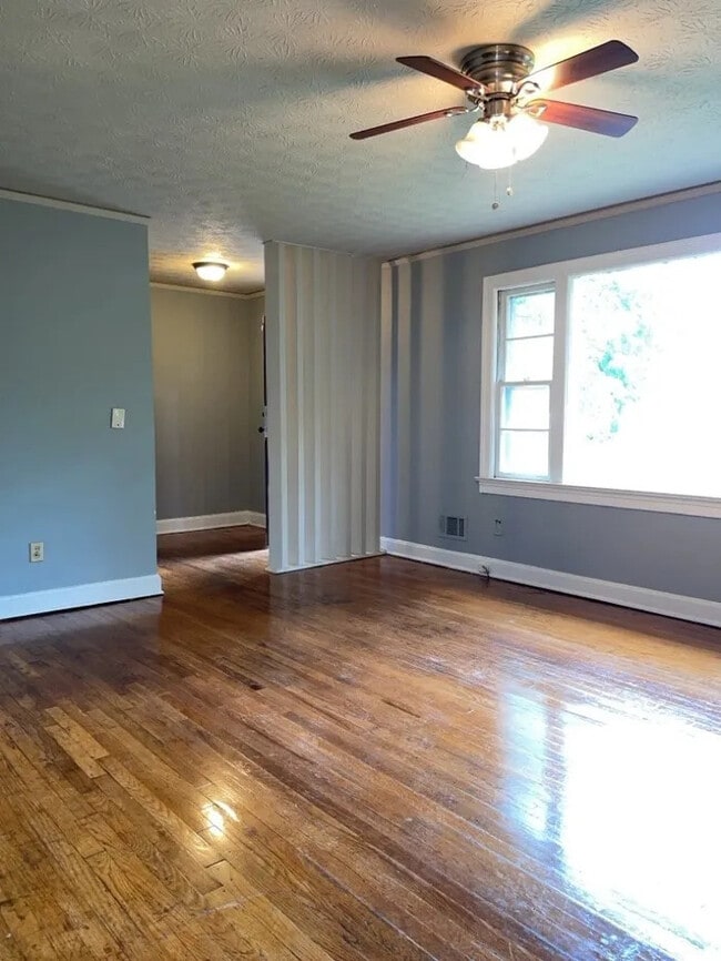 Building Photo - 3 Bedroom 2 Bathroom