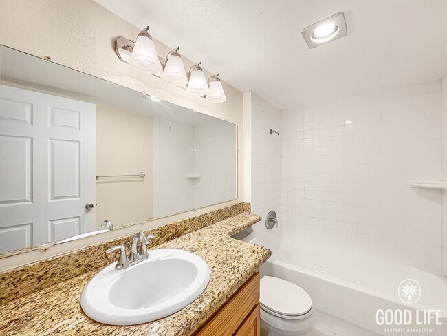 Building Photo - Peaceful and Spacious 3B/3BA condo with La...
