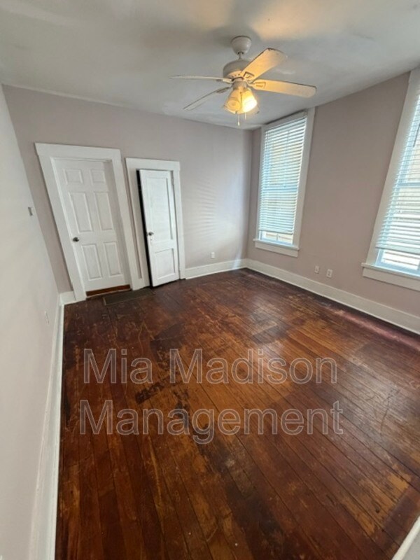 Building Photo - 305 W 39th St