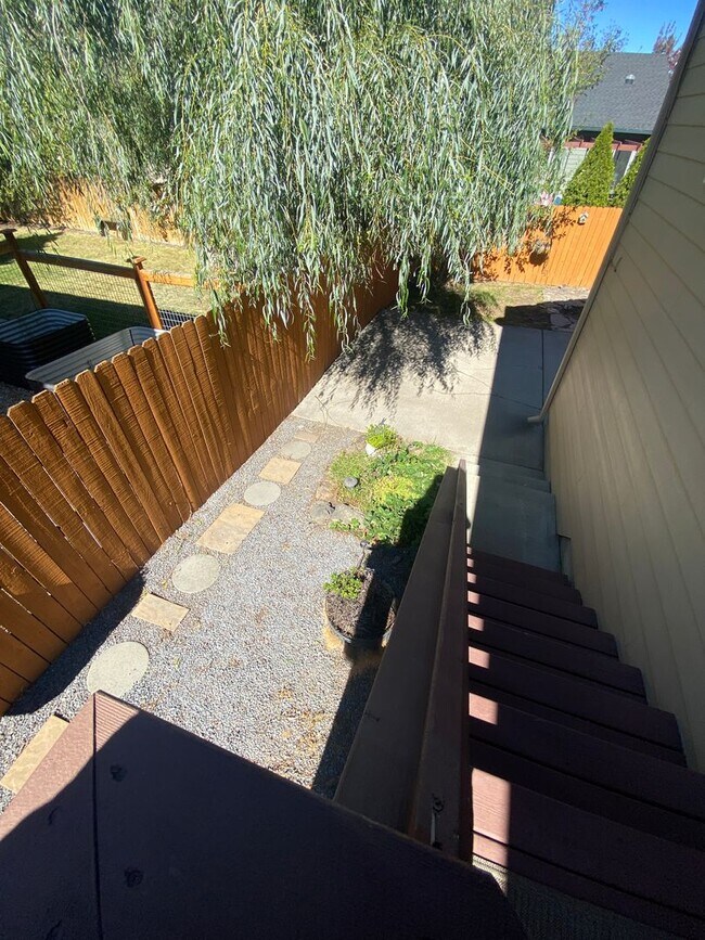 Building Photo - Single Level Charmer, SE Bend Established ...