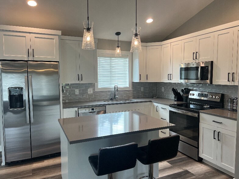 Building Photo - 844 Delrose Ln