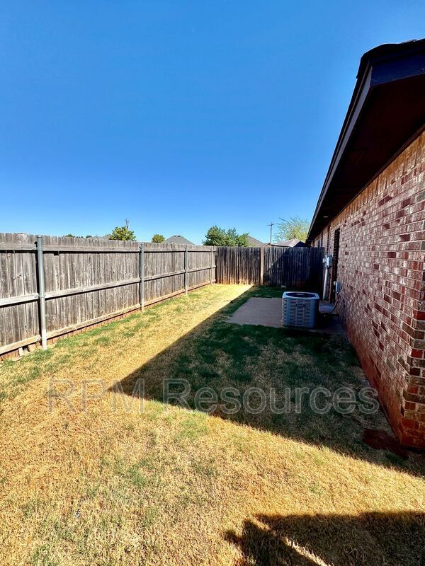 Building Photo - 157 Bison Ct Way