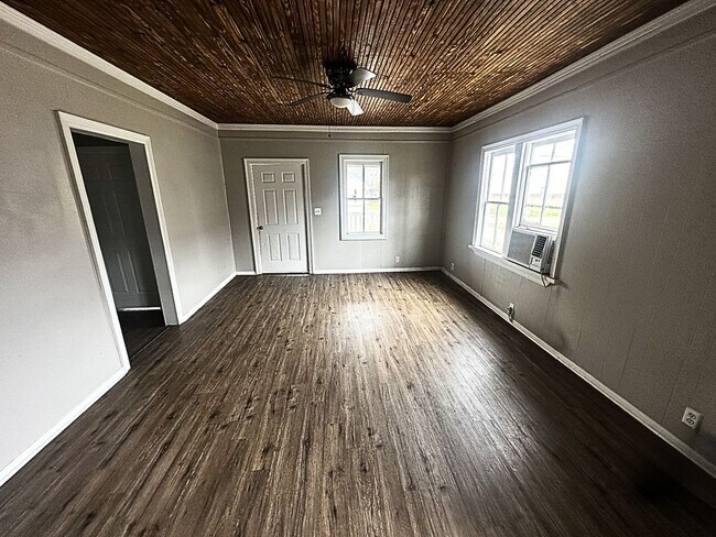 Building Photo - Charming Home