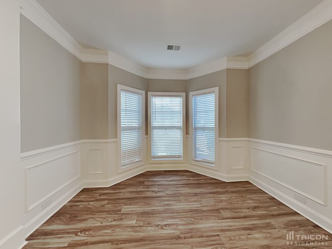 Building Photo - 302 Bronze Dr