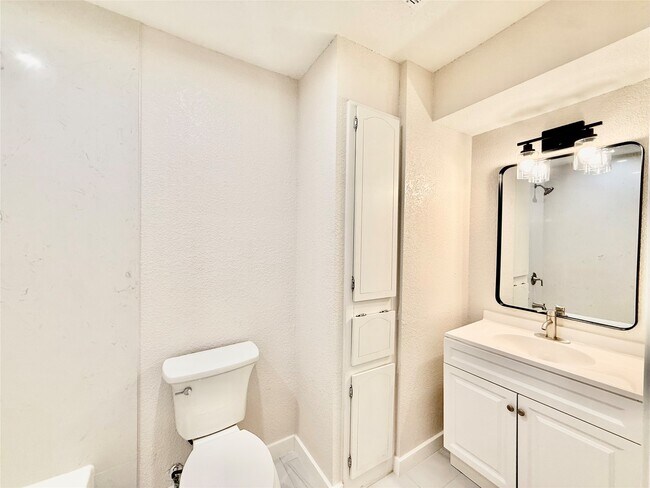 Building Photo - 11122 Village Bend Ln