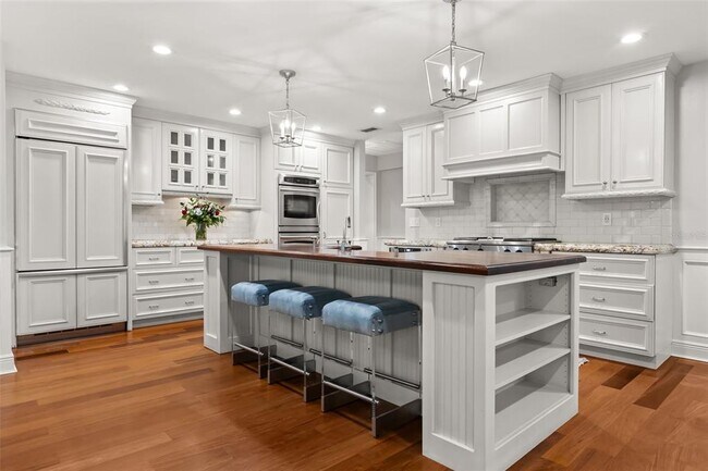 Building Photo - 2220 Vía Tuscany