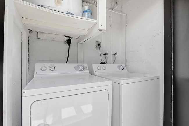 Building Photo - 350 NE 25th Ct