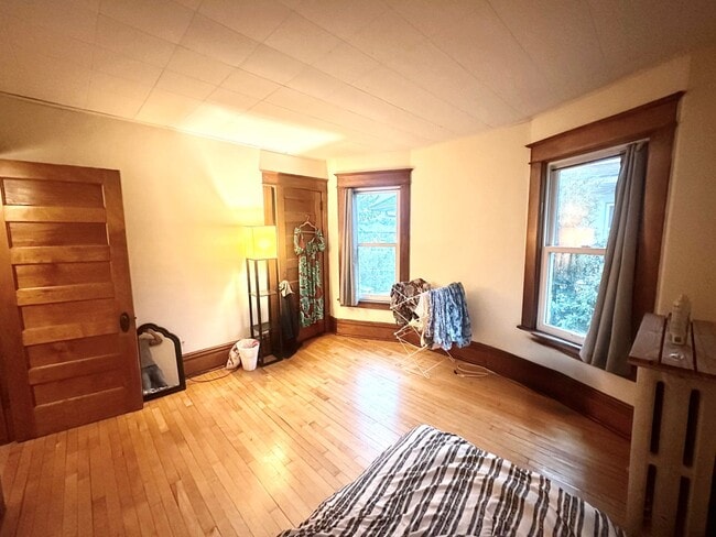 Building Photo - Spacious 3-Bedroom w/ Sundeck & In-Unit La...