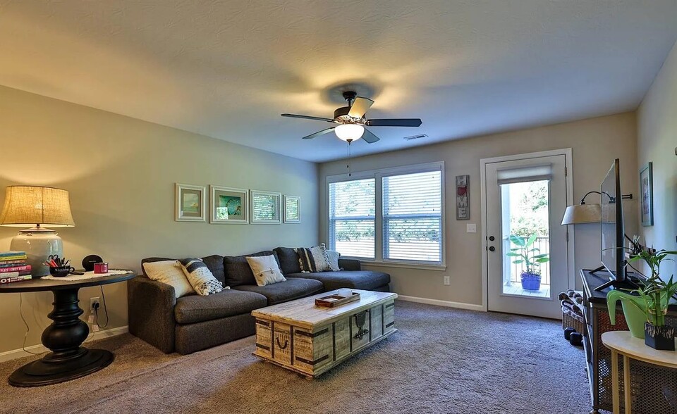 Building Photo - 7947 Oakbridge Way