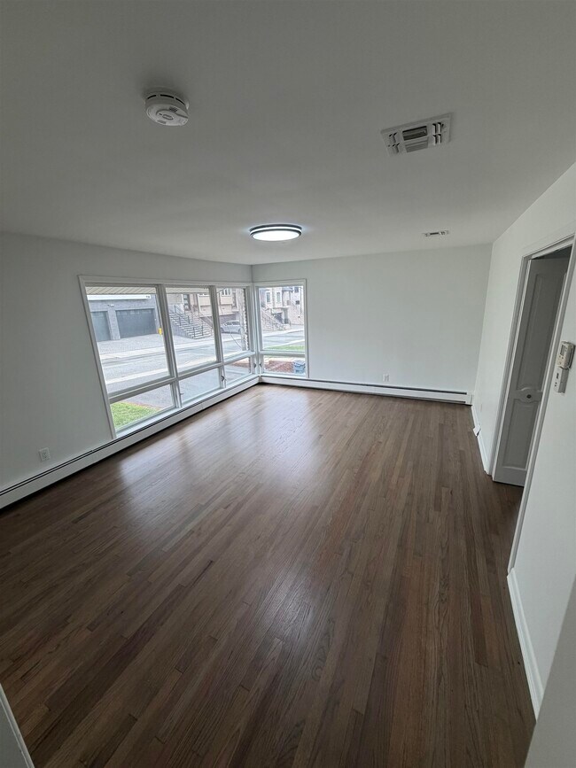 Building Photo - 121 Sunset Pl