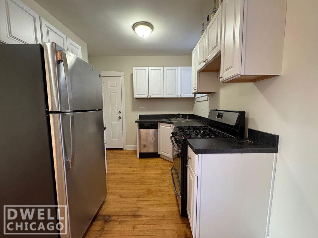 Building Photo - 3825 N Greenview Ave