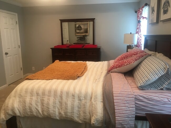 Building Photo - Beautiful 3Bd/2.5 Bath Goshen Woods Property