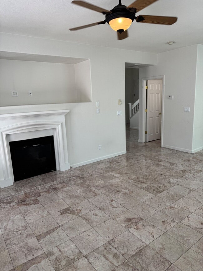 Building Photo - Beautiful 3 Bed, 2.5 Bath Green Valley Sin...