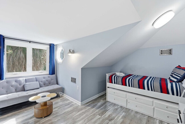 Building Photo - 6 Ibis St