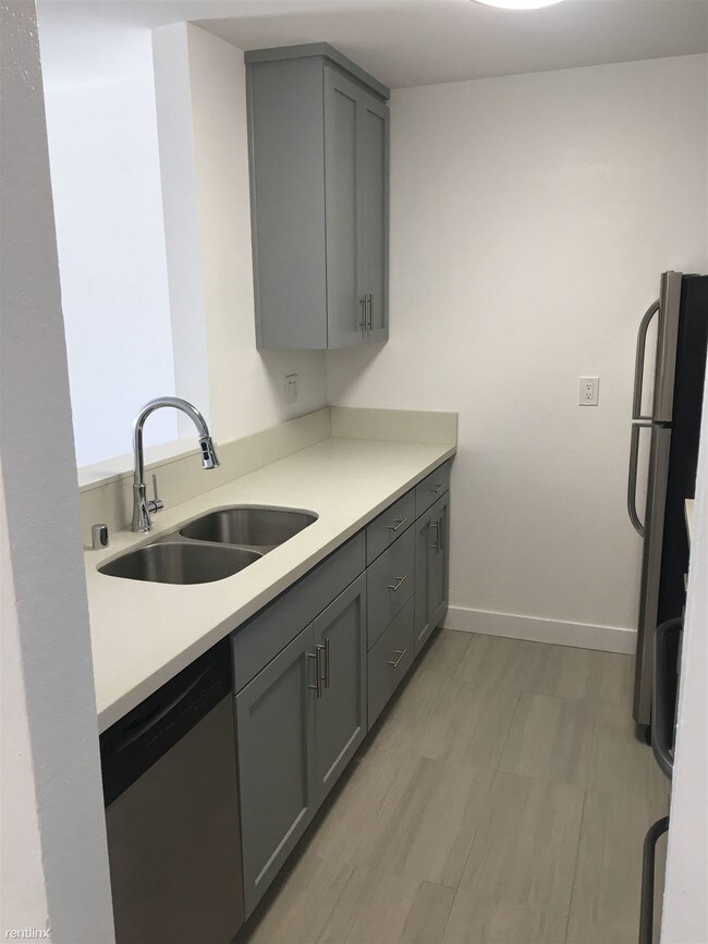 Building Photo - 1320 N Sierra Bonita Ave