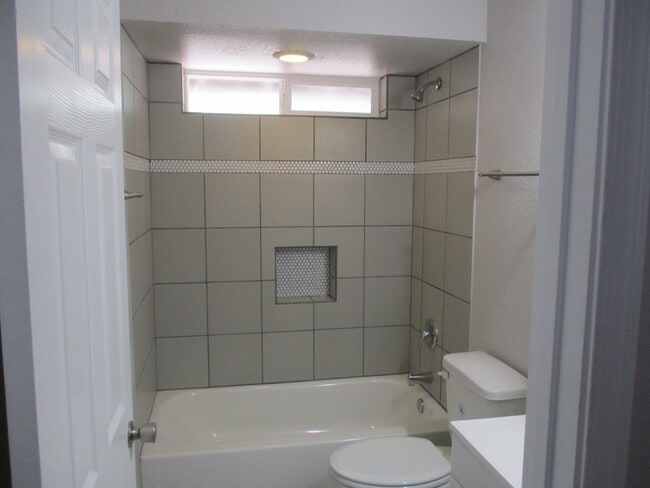 Building Photo - 1621 W Huning