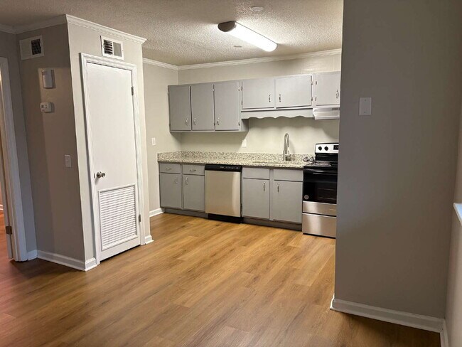 Building Photo - 105 P' Poole Ave #101: Red Bank 1Bed/1Bath Apartment w/ Laundry Units, Central AC, and Granite Co...