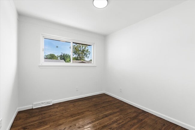Building Photo - 153 Ross St