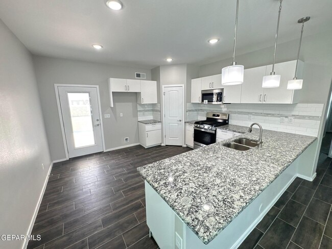 Building Photo - 13852 Paseo Alegre Dr