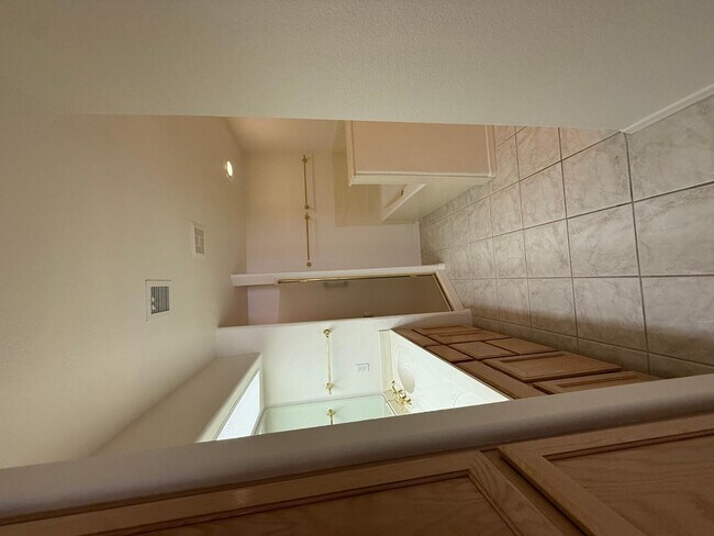 Building Photo - 45 E 9th Pl