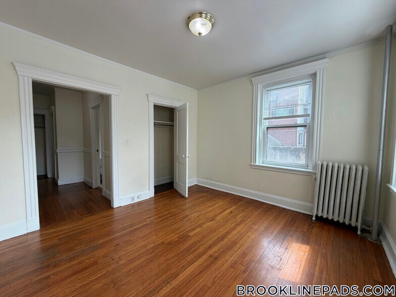 Building Photo - 352 Riverway