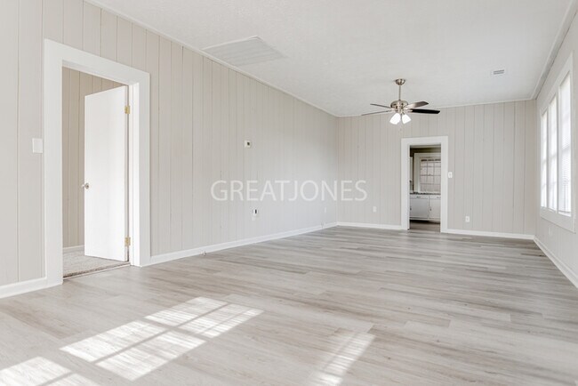 Building Photo - 1703 Pine St