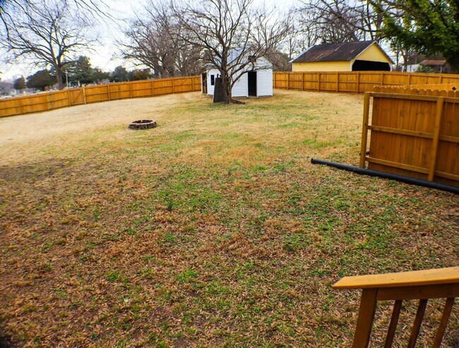 Building Photo - Lovely 5 bedroom, 2 bathroom brick home in Reidsville